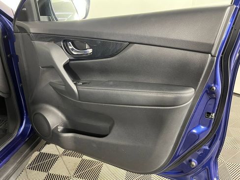 Used 2017 Nissan Rogue SL w/ SL Premium Package image 16