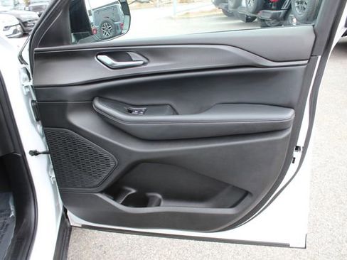 Used 2023 Jeep Grand Cherokee Altitude AWD/4WD image 31