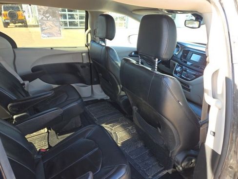 Used 2017 Chrysler Pacifica Touring-L image 14