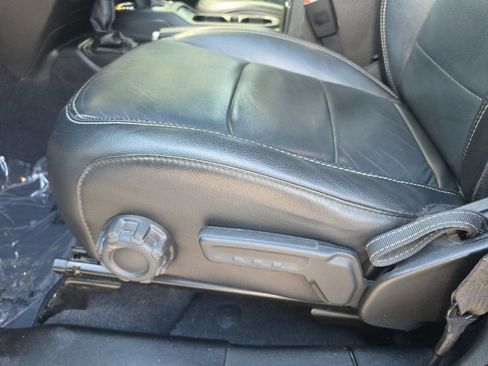 Used 2018 Jeep Wrangler Unlimited Sahara AWD/4WD image 12