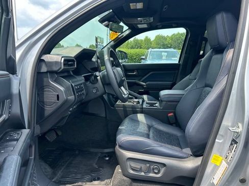 Used 2025 Toyota 4Runner Platinum AWD/4WD image 17