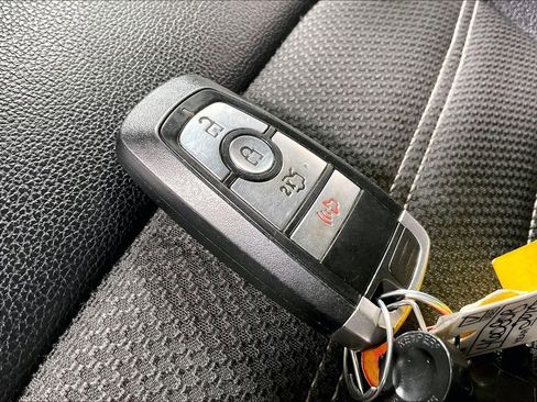 Used 2017 Ford Fusion SE w/ Equipment Group 201A image 9