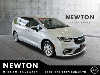 Used 2023 Chrysler Pacifica Touring-L FWD video 1