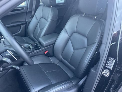 Certified 2025 Porsche Macan image 5