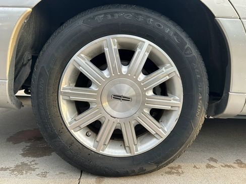 Used 2009 Lincoln Town Car Signature Limited RWD image 27
