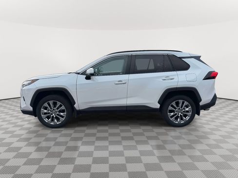 Used 2023 Toyota RAV4 XLE Premium image 4