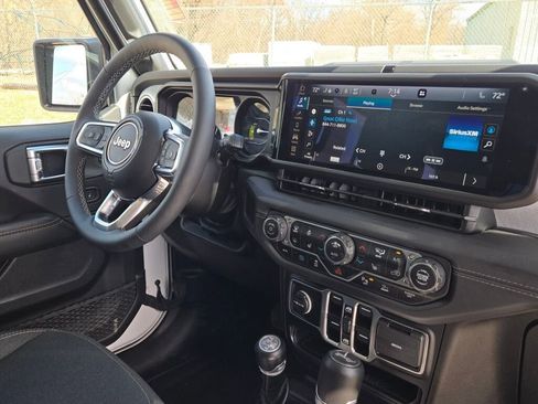 Used 2025 Jeep Wrangler Unlimited Sahara w/ Safety Group image 7