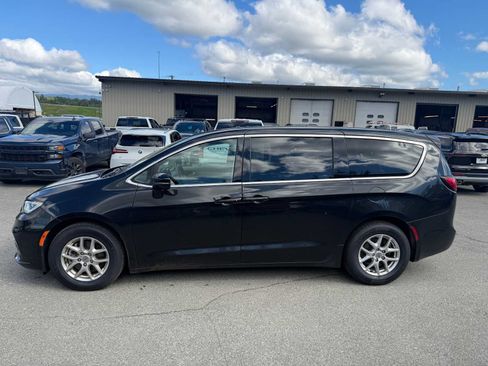 Used 2024 Chrysler Pacifica Touring-L FWD image 2