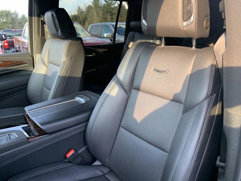 Used 2024 Cadillac Escalade ESV Luxury image 11