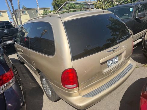 Used 2000 Chrysler Town & Country Limited FWD image 4
