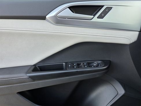 New 2026 Volkswagen Taos SE image 16