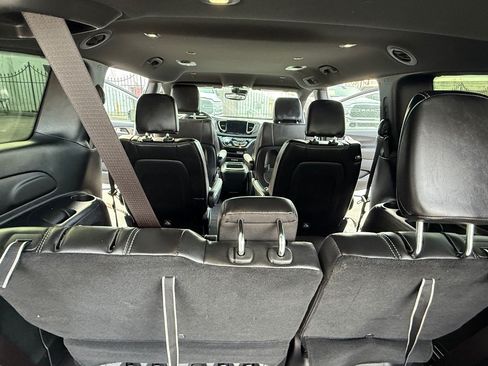Used 2025 Chrysler Pacifica Select FWD image 19