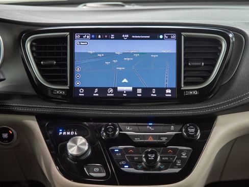 Used 2024 Chrysler Pacifica Limited FWD image 27