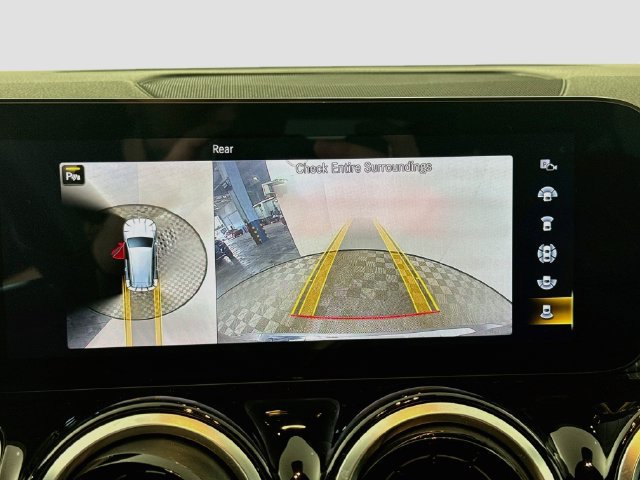 Used 2022 Mercedes-Benz GLB 250 w/ Premium Package Lite image 18
