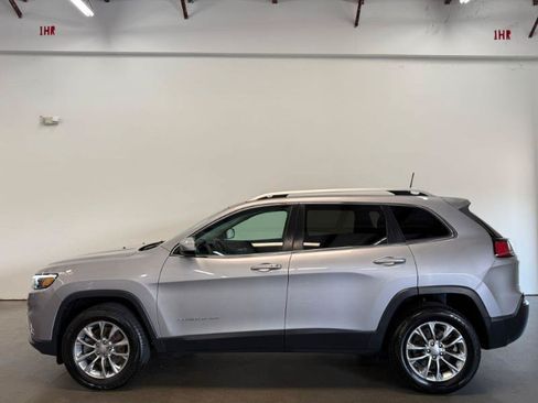 Used 2019 Jeep Cherokee Latitude Plus w/ Cold Weather Group AWD/4WD image 3