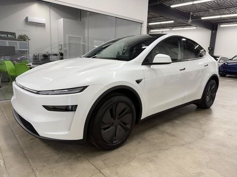 Used 2026 Tesla Model Y AWD image 1