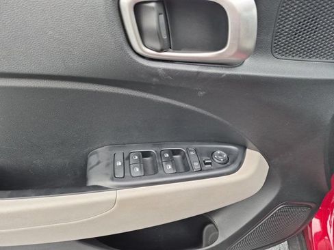 Used 2025 Hyundai Venue SEL FWD image 13