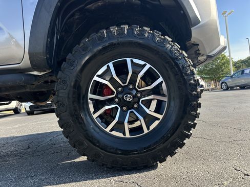 Used 2016 Toyota Tacoma TRD Off-Road w/ Premium & Technology Package AWD/4WD image 12