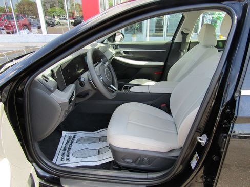 Used 2025 Hyundai Sonata SEL FWD image 9