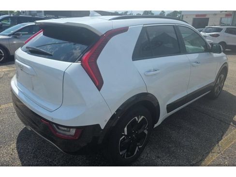 Used 2024 Kia Niro Wave w/ Wave Preserve Package FWD image 3