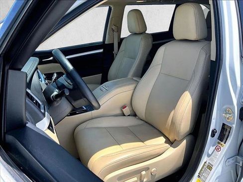 Used 2019 Toyota Highlander XLE FWD image 27