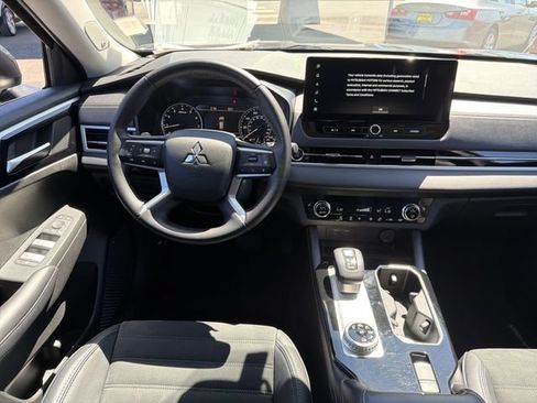 Used 2025 Mitsubishi Outlander SE AWD/4WD image 13
