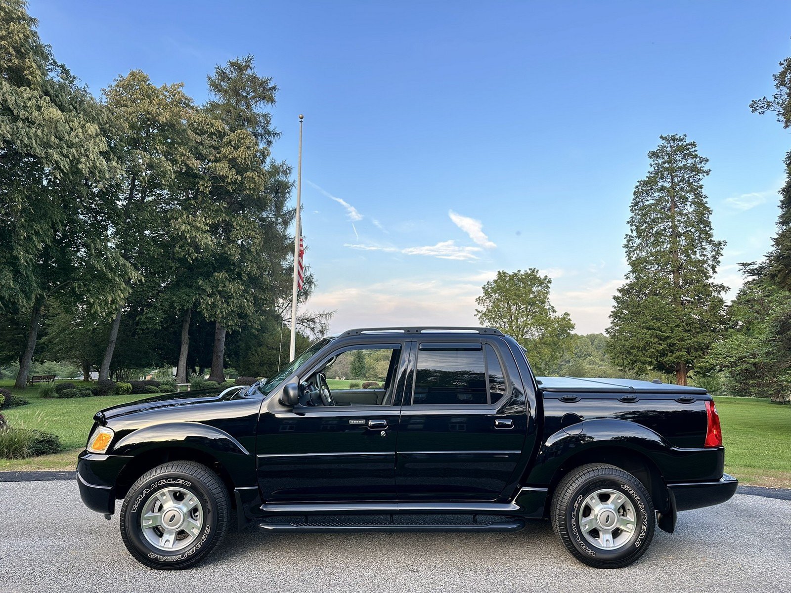 Used 2004 Ford Explorer Sport Trac 4x4 image 6