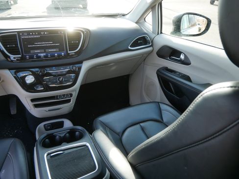 Used 2023 Chrysler Pacifica Touring-L image 11