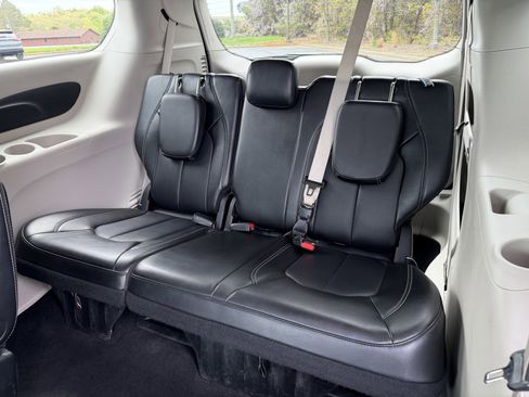 Used 2024 Chrysler Pacifica Touring-L image 12