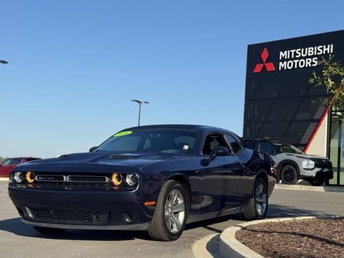 Used 2016 Dodge Challenger SXT w/ Driver Convenience Group image 7