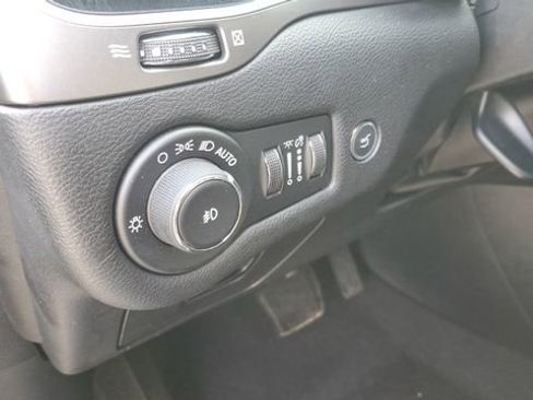 Certified 2020 Jeep Cherokee Limited image 9