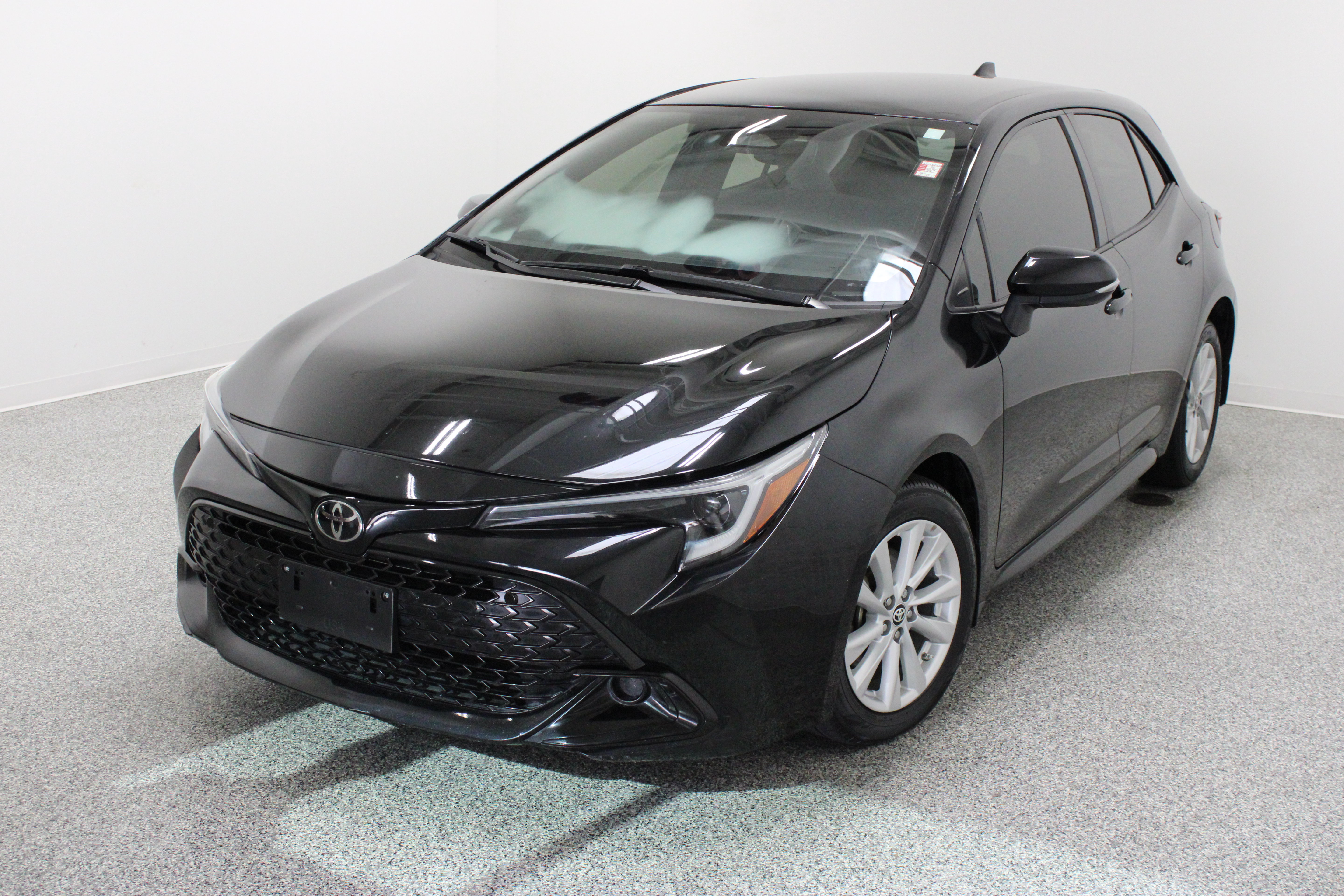 Used 2025 Toyota Corolla SE FWD image 2