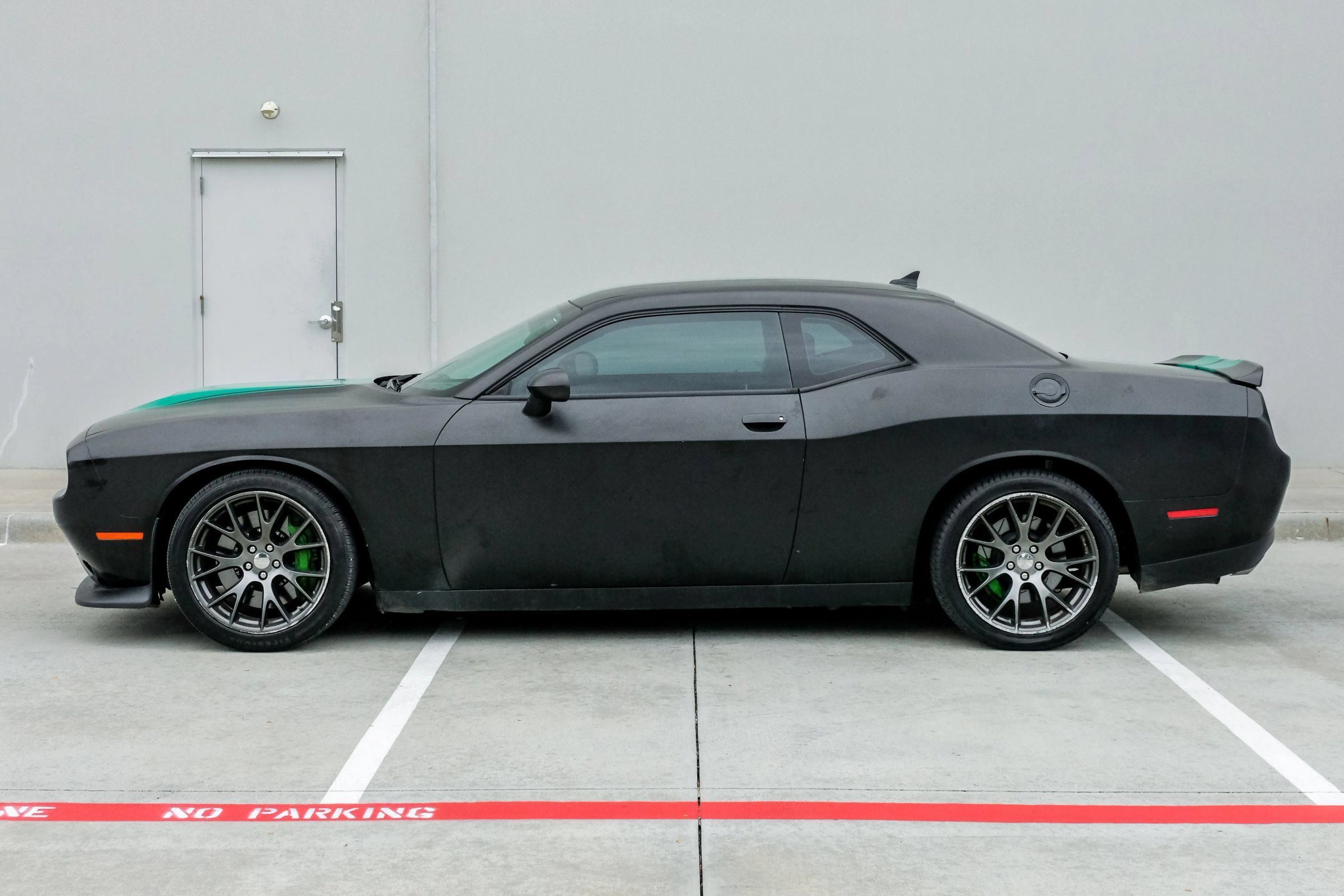 Used 2016 Dodge Challenger SRT w/ Technology Group RWD image 13