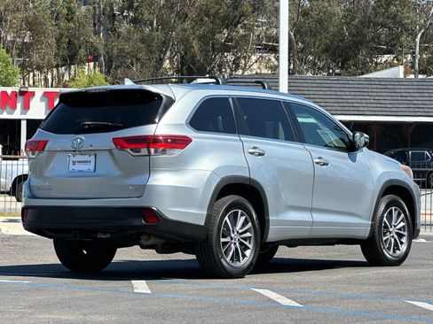 Used 2018 Toyota Highlander XLE w/ Carpet Mat Package (TMS) FWD image 5