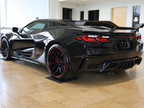 Used 2024 Chevrolet Corvette Z06 w/ Z07 Performance Package image 8