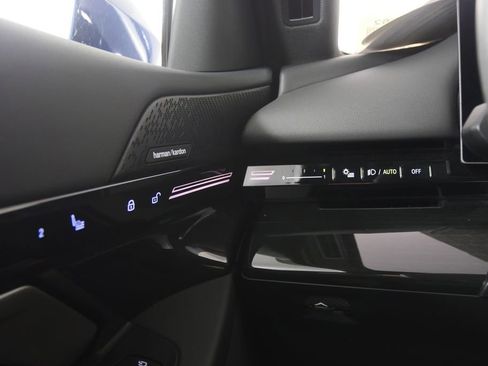 Certified 2025 BMW 530i image 18