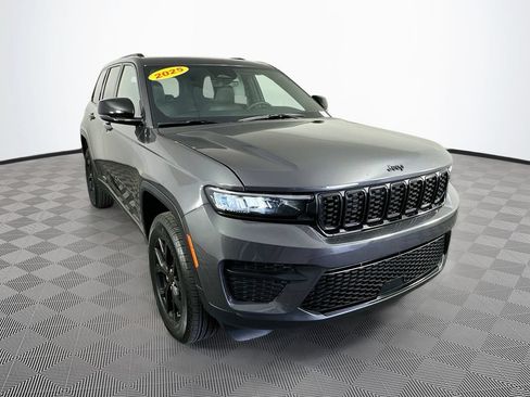 Certified 2025 Jeep Grand Cherokee Altitude AWD/4WD image 2