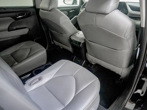 Used 2021 Toyota Highlander XLE AWD/4WD image 36