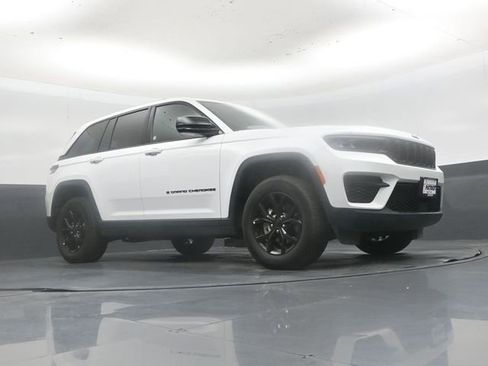 Used 2025 Jeep Grand Cherokee Altitude image 37