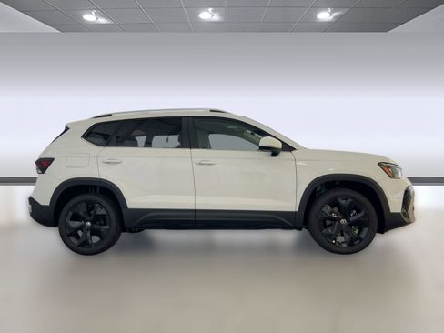 New 2026 Volkswagen Taos SE image 8