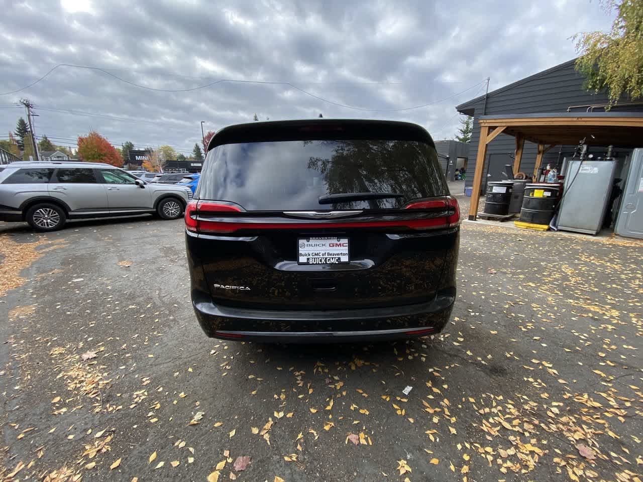 Used 2025 Chrysler Pacifica Select FWD image 5