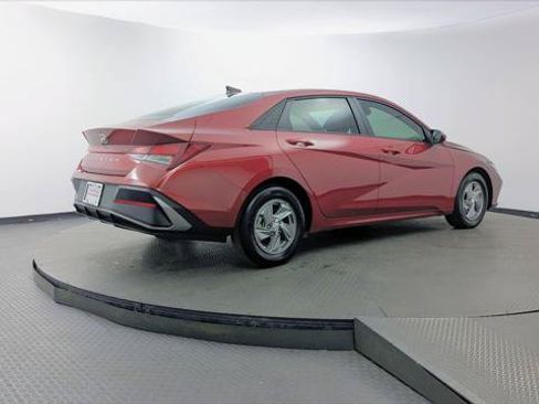 Used 2025 Hyundai Elantra SE FWD image 8