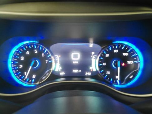 Used 2025 Chrysler Pacifica Select image 42