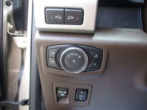 Used 2018 Ford F150 King Ranch w/ Equipment Group 601A Luxury AWD/4WD image 39