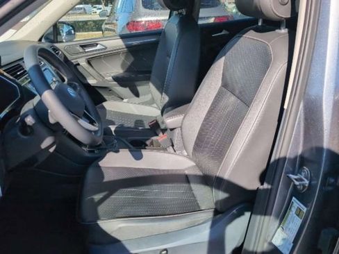 Certified 2022 Volkswagen Tiguan SE w/ Panoramic Sunroof Package image 9