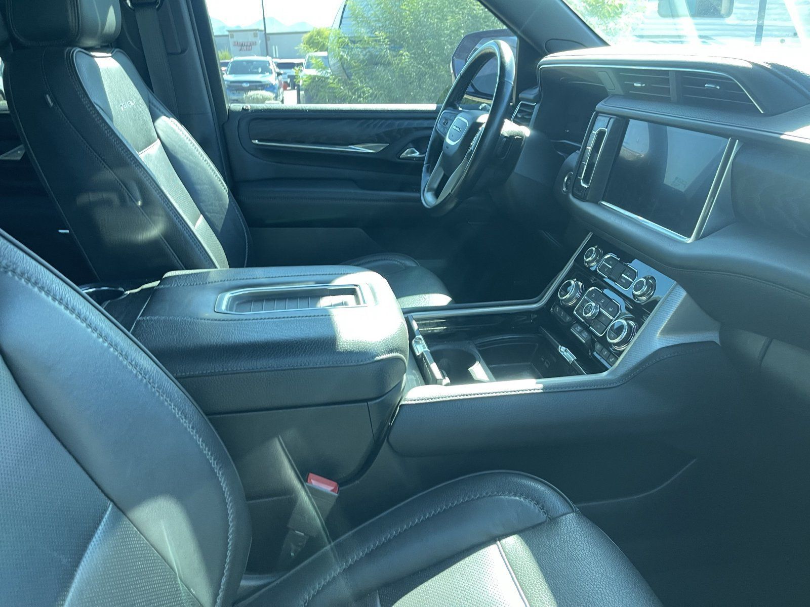 Used 2023 GMC Yukon XL Denali AWD/4WD image 6