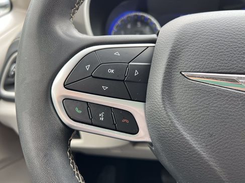 Used 2022 Chrysler Pacifica Touring-L FWD image 21