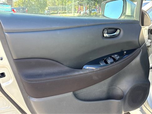 Used 2019 Nissan Leaf SV w/ SV Technology Package image 18