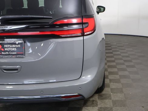 Used 2023 Chrysler Pacifica Touring-L FWD image 17