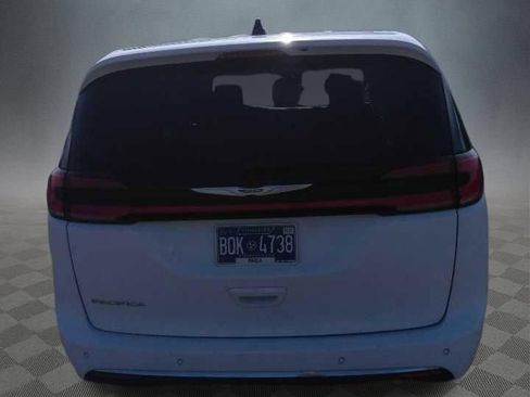 Used 2024 Chrysler Pacifica Touring-L FWD image 11